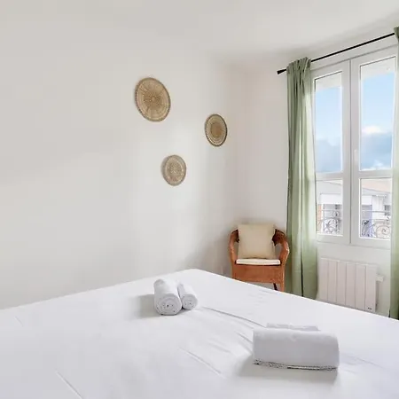 Bright For 2 People Just Ouside Paris Apartment *