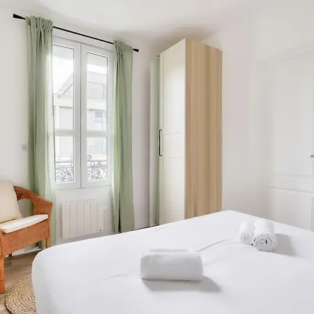 Bright For 2 People Just Ouside Paris Apartment